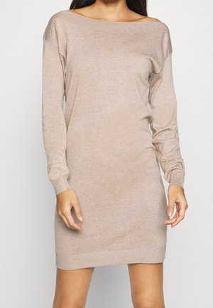 Abito maglione beige a maniche lunghe con scollo off-shoulder, texture morbida, polsini e orlo a coste, e vestibilità rilassata.
