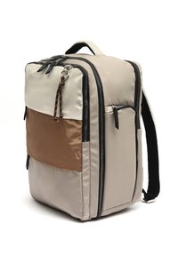 Béžový a hnedý obdĺžnikový batoh s viacerými priehradkami na zips, čiernymi vystuženými popruhmi a horným úchytom na prenášanie.
