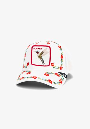 Gorra de béisbol blanca con bordado floral en rojo y verde, que presenta un parche rectangular con una ilustración de un colibrí y el texto "SUCKER".