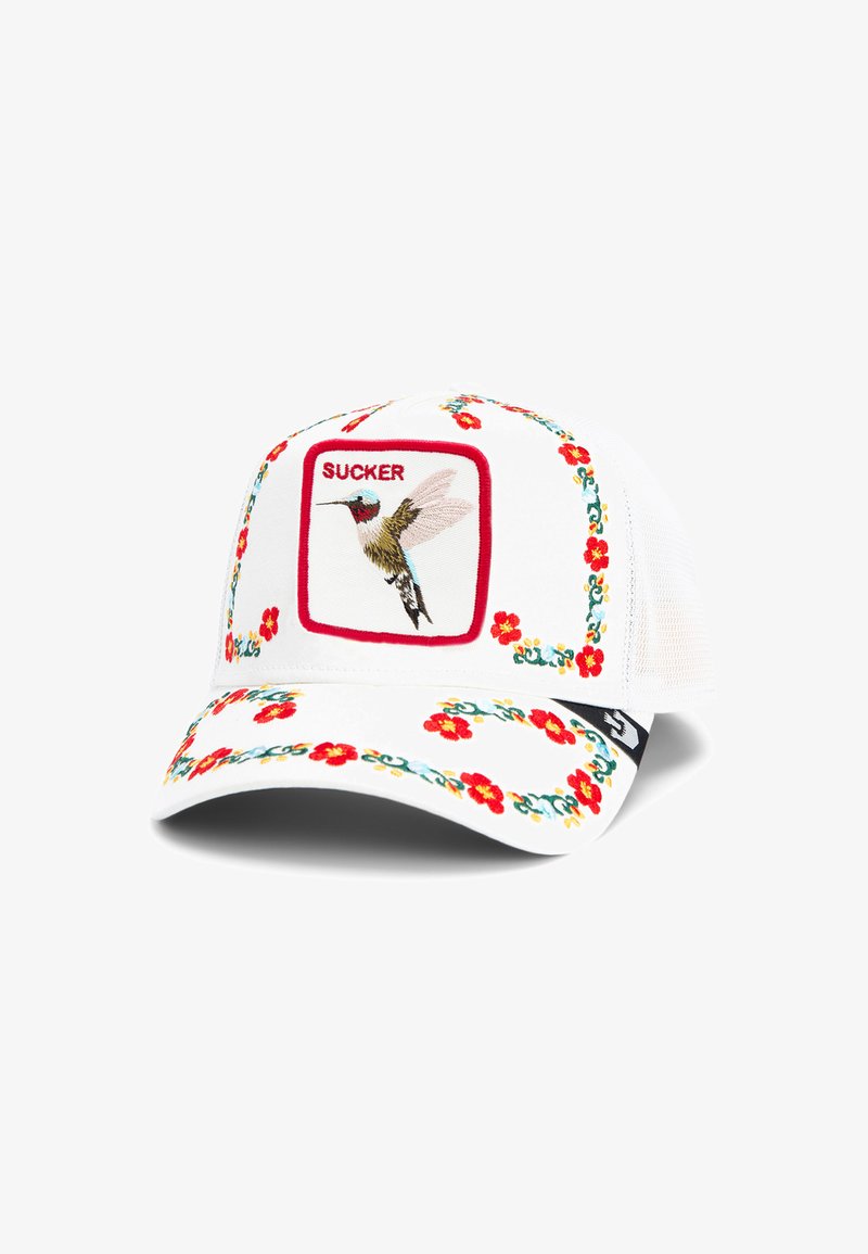 Gorra de béisbol blanca con bordado floral en rojo y verde, que presenta un parche rectangular con una ilustración de un colibrí y el texto "SUCKER".