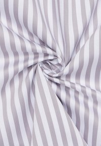 Tissu rayé avec des lignes horizontales alternées blanches et gris clair, texture lisse et pli en spirale.