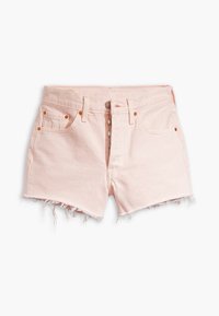 Shorts en denim rose clair avec un ourlet effiloché, design à cinq poches et fermetures à bouton métallique à l'avant. Texture lisse, coupe décontractée.