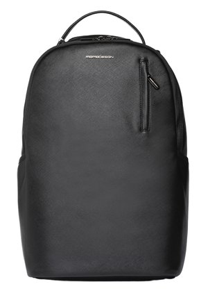 Zwart gestructureerde rugzak met bovenste handvat, verticale voorzijde ritszak en "MOMODESIGN" logo op het bovenste voorpaneel.