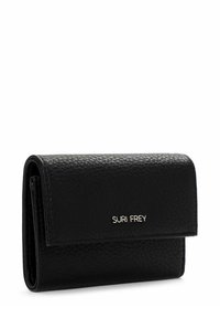 Portafoglio in pelle nera con una finitura testurizzata, dotato di chiusura a patta e logo in argento embossato "SURI FREY" sul davanti.