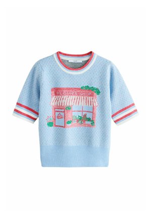 Hellblauer Pullover mit kurzen Ärmeln, Rot-weißen Streifen am Kragen und an den Bündchen, mit einem pinkfarbenen Blumenladen-Motiv mit Pflanzen und einem "OPEN"-Schild.