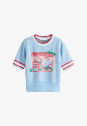 Svetlomodrý krátky rukáv sveter s červenými a bielymi pruhmi na golieri a manžetách, zdobený ružovou grafikou kvetinárstva s rastlinami a nápisom "OPEN".