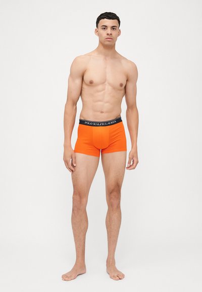 Narancssárga pamut boxer alsónadrág fekete gumírozott derékkal, rajta a "POLO RALPH LAUREN" logó, formázott szabás, sima textúra.