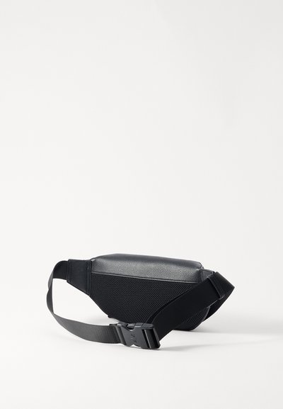 Sac de taille noir avec un devant en cuir texturé et un côté en mesh, sangle réglable et boucle en plastique. Design compact et angulaire. Matériau léger.