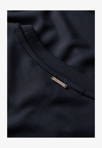 Sélectionné, eclipse navy