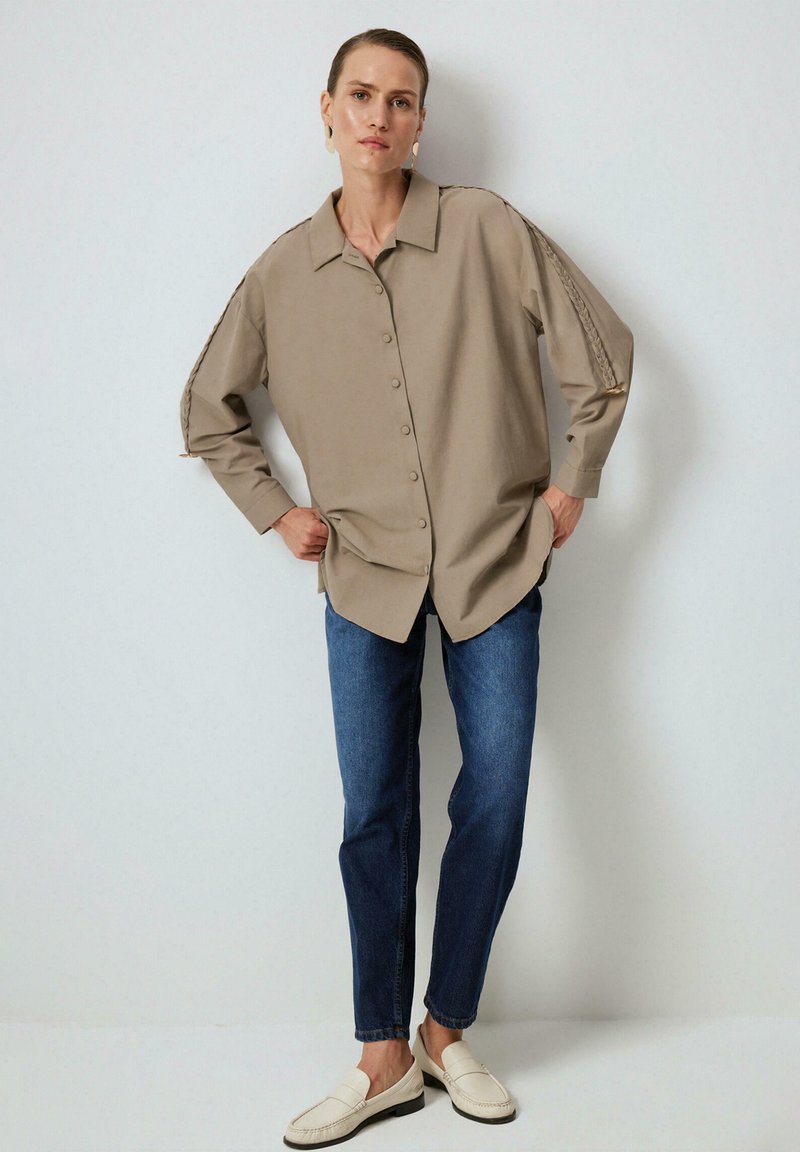 Touché Privé Overhemdblouse zandkleur Touché Privé Overhemdblouse zandkleur