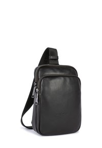 Borsa a tracolla in pelle nera con chiusura con cerniera, tracolla regolabile, silhouette piatta e logo del marchio in rilievo sulla parte anteriore.