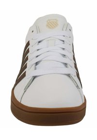 Sneaker bianca con accenti marroni, design con lacci, suola in gomma e tomaia texture. Presenta un logo sulla linguetta e sei fori per i lacci.