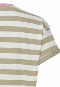 Beige og hvid stribet T-shirt med en lyserød halsudskæring, der har korte ærmer og en blød tekstur. Designet fremhæver vandrette linjer.
