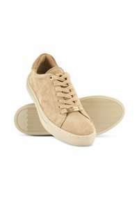 Beżowe zamszowe sneakersy z zaokrąglonym czubkiem, sznurowanym przodem i złotym akcentem na języku. Teksturowana gumowa podeszwa z falistym wzorem.