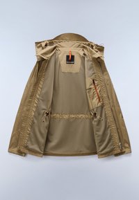 Μπεζ αδιάβροχο μπουφάν με επένδυση από δίχτυ, ρυθμιζόμενη μέση και πορτοκαλί μεταλλικά στοιχεία. Διαθέτει κουκούλα και μπροστινό φερμουάρ.