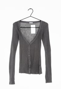 Dunkelgrauer Langarm-Cardigan mit Knöpfen und tiefem V-Ausschnitt, hängt an einem schwarzen Kleiderbügel, weißes Preisschild innen am Kragen befestigt.