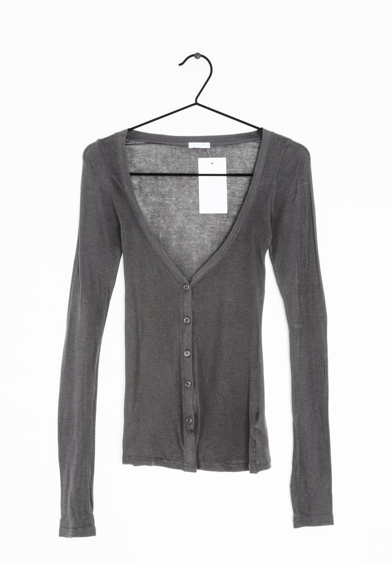 Dunkelgrauer Langarm-Cardigan mit Knöpfen und tiefem V-Ausschnitt, hängt an einem schwarzen Kleiderbügel, weißes Preisschild innen am Kragen befestigt.