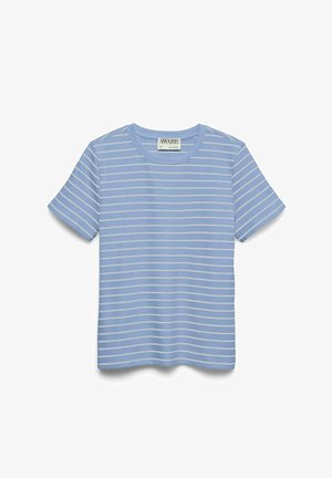 T-shirt bleu clair à manches courtes avec fines rayures blanches horizontales et un col rond, étiqueté "AWARE."