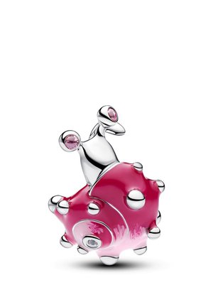 Ciondolo a forma di lumaca in argento e rosa con occhi in pietra preziosa e puntini in argento in rilievo sul guscio, isolato su sfondo bianco.