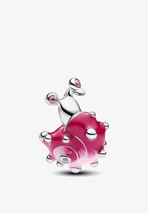 Charm en forme d’escargot argenté et rose, avec des yeux en pierres précieuses et des points argentés en relief sur la coquille, isolé sur fond blanc.