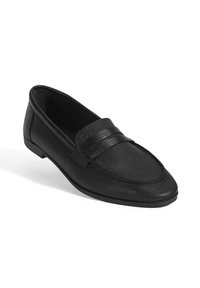 Schwarze Lederloafers mit strukturierter Oberfläche, einem dekorativen Riemen über dem Obermaterial, runder Spitze und einer flachen Gummisohle.