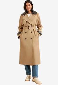Trenchcoat - detachable black faux leather collar camel mix