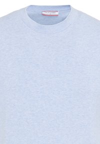 Pull bleu clair à col rond avec étiquette de marque Felix Hardy et étiquette de taille moyenne à l'intérieur du col.