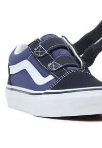 Mørkeblå kanvas sneakers med hvit sidelinje, borrelåsremmer og hvit gummisåle. Teksturert overdel og dobbel sømdetalj.