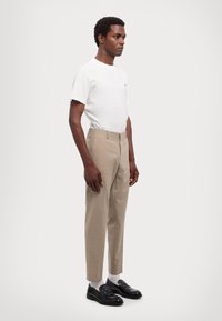 Michael Kors LIGHT TRAVEL PANT - Oblekové nohavice - beige
