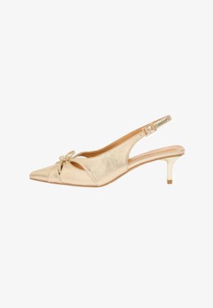 Pantof cu toc slingback auriu, cu vârf ascuțit, detaliu cu fundă în față și curea ajustabilă pentru gleznă pe fundal alb.
