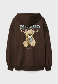 Brauner Kapuzenpullover mit einem Grafikdesign eines Teddybären, der eine Tasse hält. Oben über dem Bär-Design steht der Text "ESPRESSO YOURSELF".