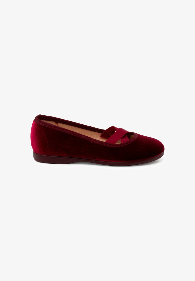 Ballet flat in velluto rosso con punta arrotondata e una fascia decorativa incrociata. Tessuto morbido, profilo basso e design minimalista.