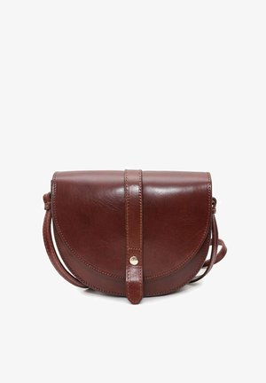 Sac bandoulière en cuir marron avec une forme arrondie, un rabat plat et une fermeture à bouton décoratif. Dispose d'une seule sangle réglable.