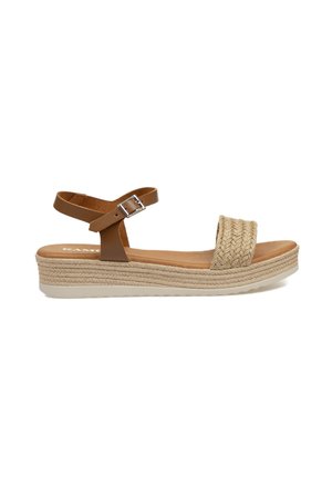 Sandalia de tira de cuero marrón con parte superior trenzada, plataforma de color claro y detalles texturizados y trenzados. Hebilla ajustable para un ajuste seguro.