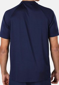 Marineblauwe sport T-shirt gemaakt van gladde stof. Raglanmouwen, ronde hals en korte mouwen. Minimalistisch ontwerp zonder zichtbare logo's of patronen.