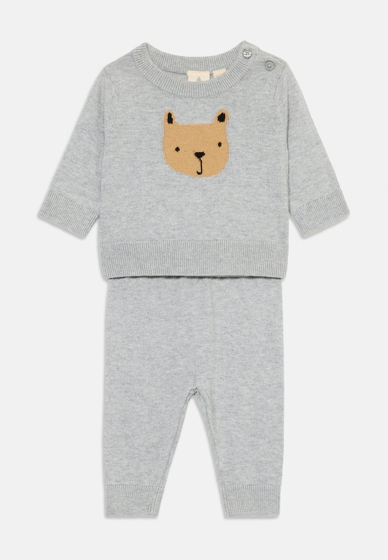 Siv pleten dvoslojni outfit z dolgimi rokavi in hlačami, ki na vrhu prikazuje vezeno medvedjo obraz in detalje s gumbi na rami.