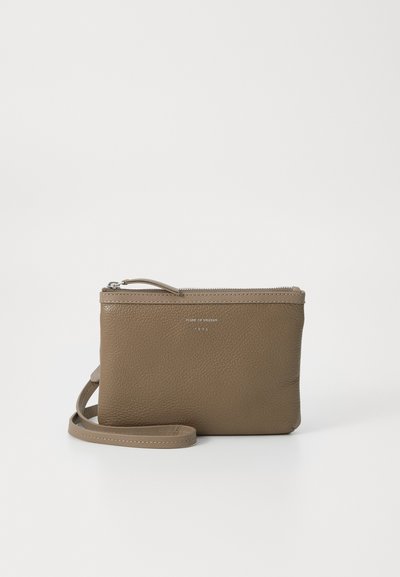 Leren pouch tas in taupe met een gestructureerd oppervlak, ritssluiting en afneembare schouderband. Heeft minimale branding in zilver.