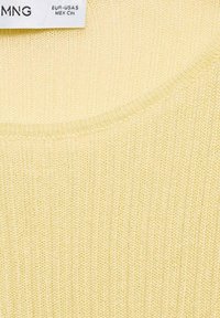 Pull tricoté jaune pâle avec un col rond. La texture est côtelée et douce, présentant de subtiles variations dans le tissage du tissu.