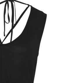 Zwarte tanktop met brede schouderbanden en een diepe V-hals. Voorzien van een crisscross rugbanden gemaakt van een zachte, lichte stof.