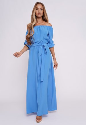 Schulterfreies, hellblaues Maxikleid mit tailliertem Schnitt und gebundenem Gürtel. Hergestellt aus glattem, fließendem Stoff mit puffärmel.