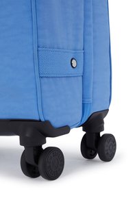 Modrý kufr na kolečkách s texturovanou látkou, černými koly a detalním zacvaknutím na boku. Kompaktní a obdélníkový design.