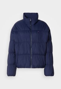 Granatowa kurtka puchowa z wysokim kołnierzem, zamek błyskawiczny, pikowany wzór i elastyczne mankiety. Posiada małe logo na lewej piersi.