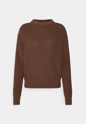 Pull en tricot brun avec un col montant, texture côtelée, manches longues et une coupe courte. Présente un design décontracté et relax.