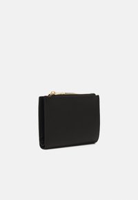 Portofel negru din piele cu o textură netedă, formă rectangulară și un fermoar de culoare aurie care accentuează marginea superioară. Design simplu și compact.