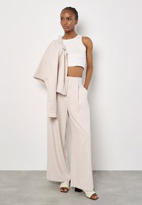 Apricot Top - white