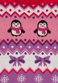 Pleteni pulover v roza, vijoličnih in rdečih odtenkih, z motivi pingvinov, ki nosijo šale, cik-cak vzorci, pentlje in snežinke.