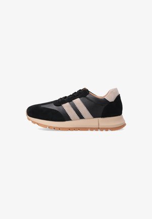 Chaussures de sport noires et grises en matériau suédé et en cuir, avec trois rayures beiges, une semelle en caoutchouc et des accents texturés.