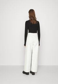 JJXX TOKYO WIDE - Pernera ancha - white denim