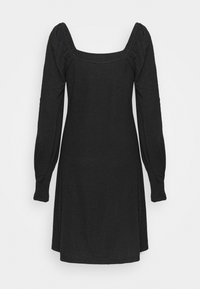 Černé šaty s dlouhými puff rukávy, čtvercovým výstřihem, texturovaným materiálem a rozšiřeným lemem. Zadní strana je hladká bez viditelných zapínání.