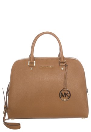 Sac à main en cuir marron Michael Kors avec double poignées, une bandoulière amovible et un pendentif rond doré avec le logo MK suspendu à l'avant.